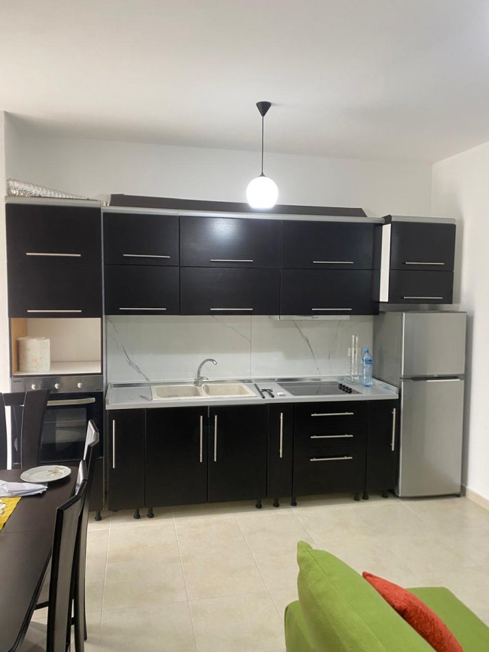Tirane, jepet me qera apartament 1+1 Kati 2, 74 m² 450 € ( JEPET ME QERA APARTAMENT 1+1 NË 5 MAJ, PAS CONCORDIT!)