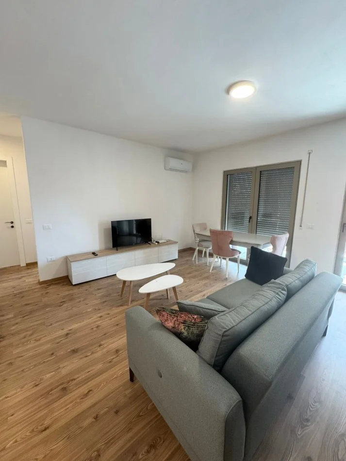Tirane, jepet me qera apartament 1+1+Ballkon Kati 6, 72 m² 600 € (Delijorgji)