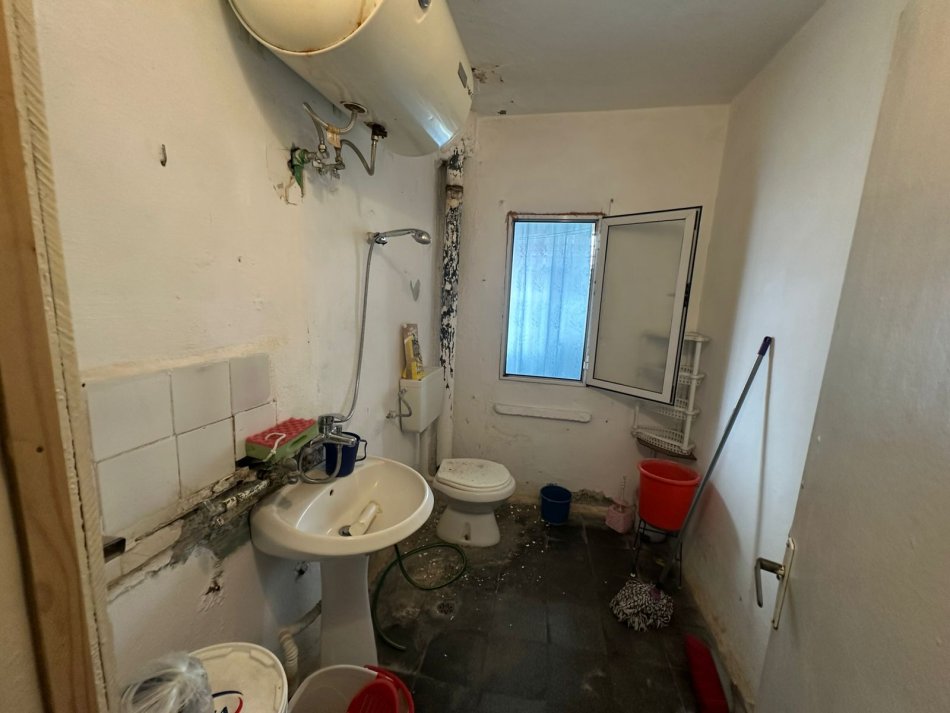 Tirane, jepet me qera 1+1 Kati 2, 60 m² 200 € (Allias)