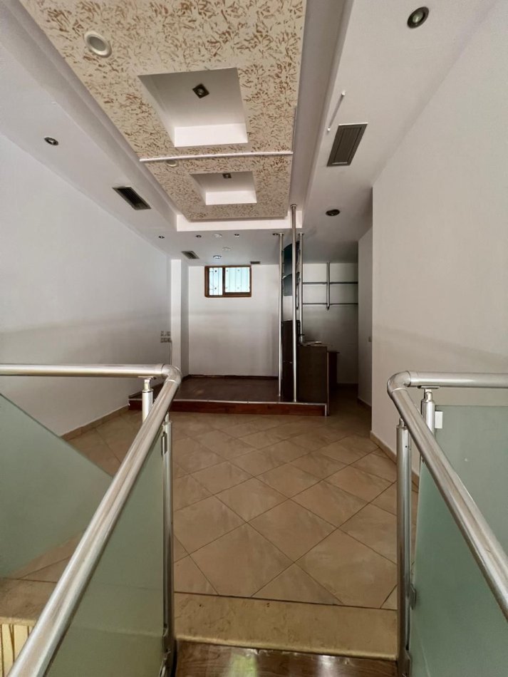 Tirane, jepet me qera dyqan Kati 1, 70 m² 350 € (JEPET SUPER DYQAN ME NJE SIPERFAQE PREJ 70M2 NE 5 MAJI -350 EURO/MUAJI)