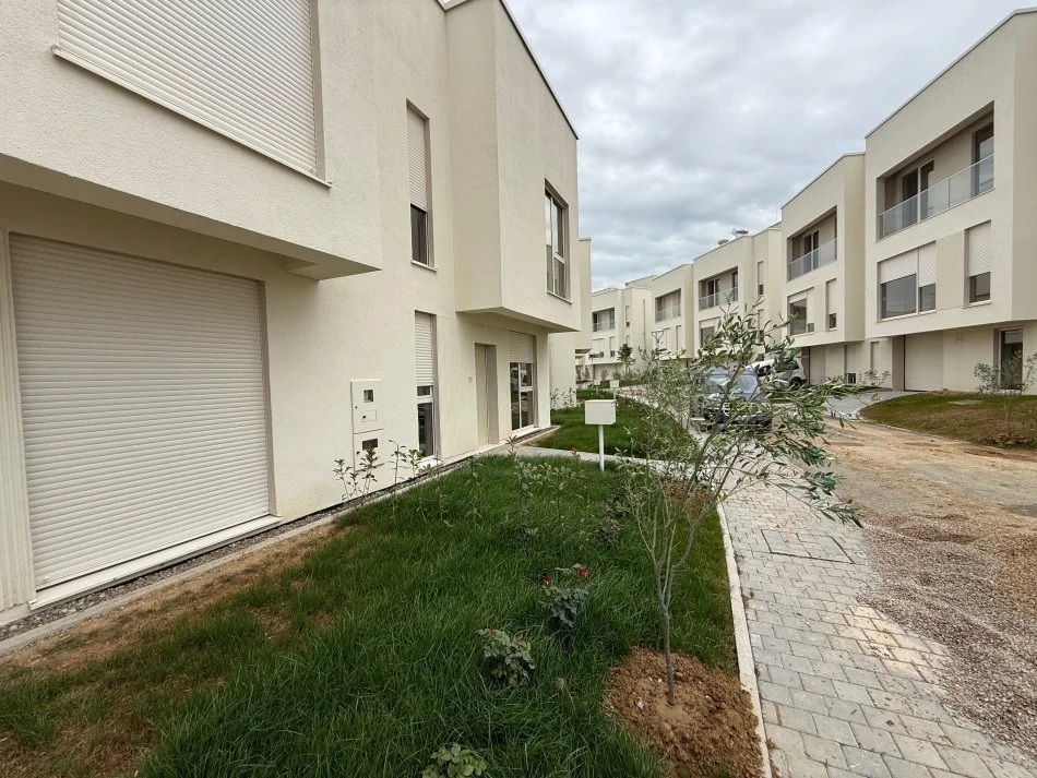 Tirane, shes Vile 3+1+Ballkon Kati 0, 200 m² 310.000 € (rruga Turdive)