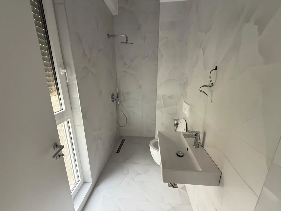 Tirane, shes Vile 3+1+Ballkon Kati 0, 200 m² 310.000 € (rruga Turdive)