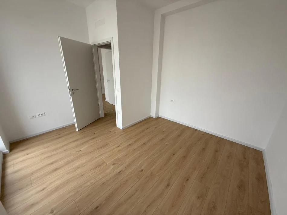 Tirane, shes Vile 3+1+Ballkon Kati 0, 200 m² 310.000 € (rruga Turdive)