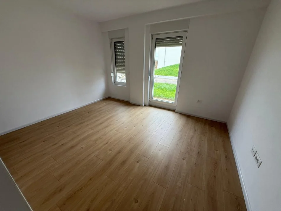 Tirane, shes Vile 3+1+Ballkon Kati 0, 200 m² 310.000 € (rruga Turdive)