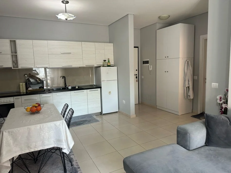 Tirane, jap me qera 1+1+Ballkon Kati 4, 70 m² 500 € (rruga e kavajes)