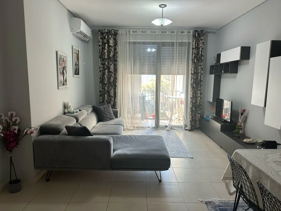 Tirane, jap me qera 1+1+Ballkon Kati 4, 70 m² 500 € (rruga e kavajes)