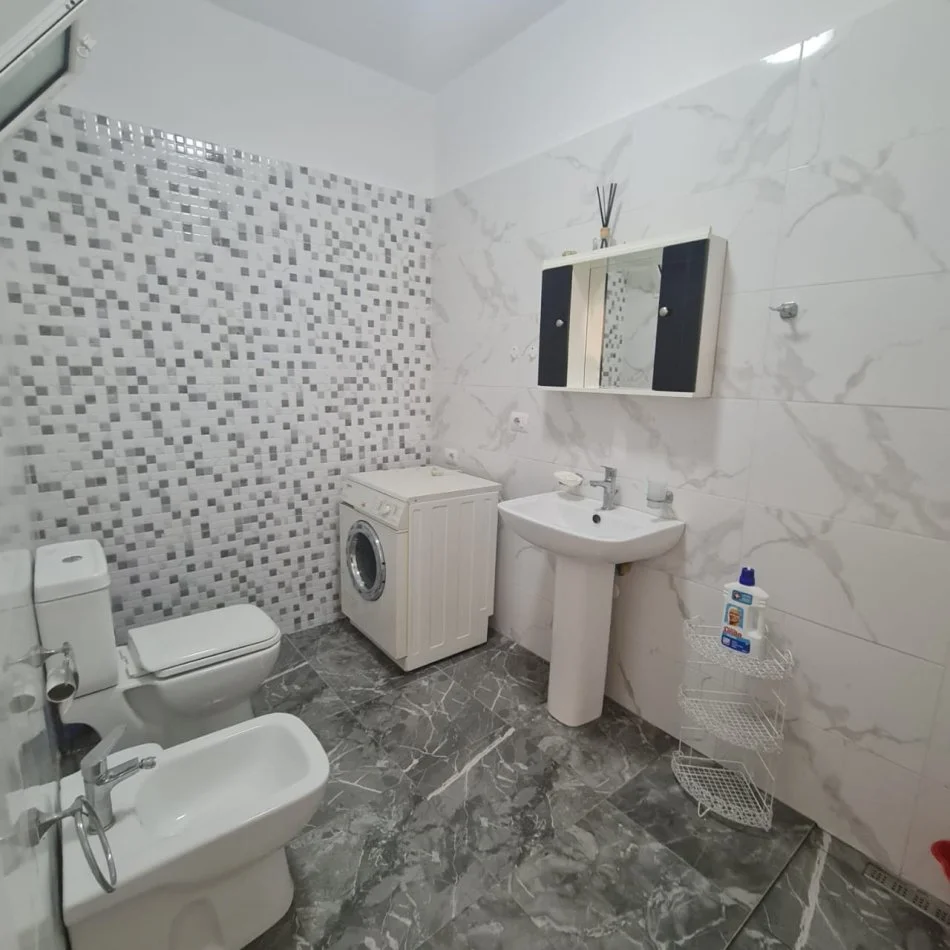 Tirane, jap me qera 1+1+Ballkon Kati 4, 70 m² 500 € (rruga e kavajes)