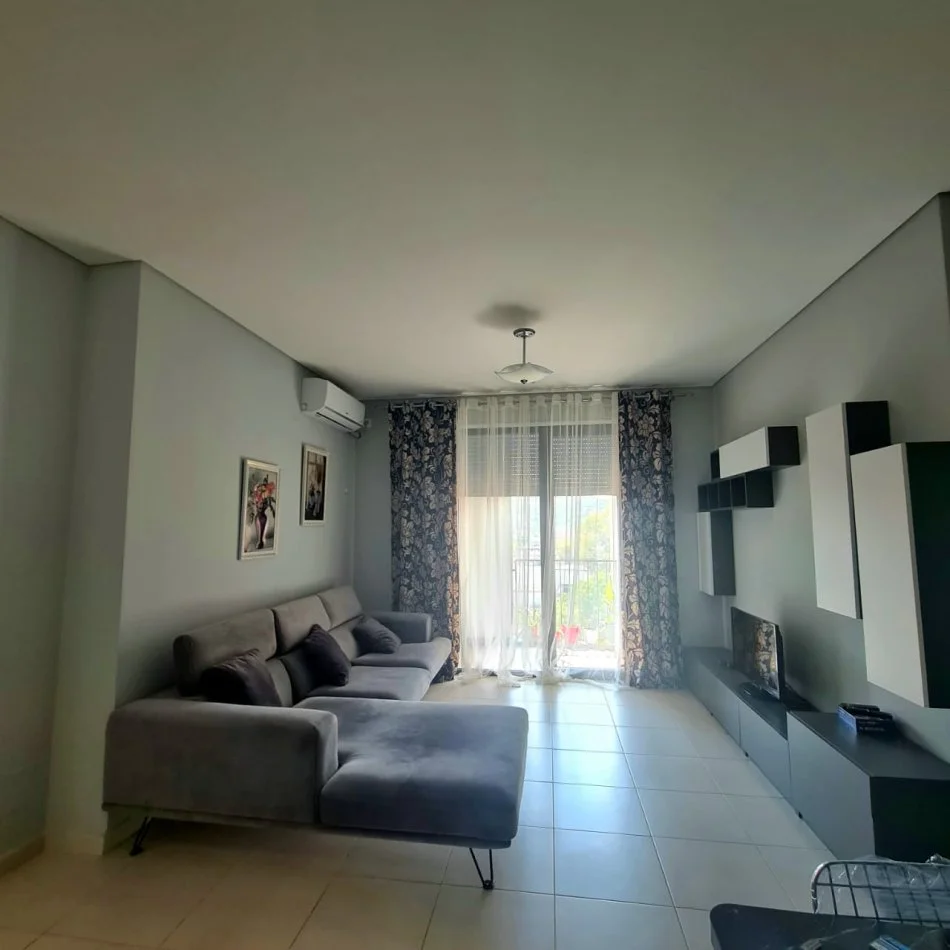 Tirane, jap me qera 1+1+Ballkon Kati 4, 70 m² 500 € (rruga e kavajes)