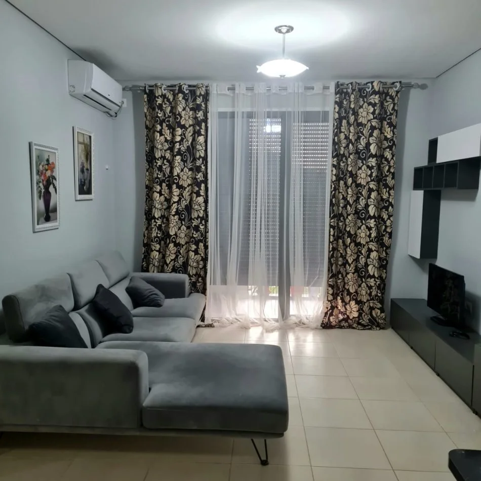 Tirane, jap me qera 1+1+Ballkon Kati 4, 70 m² 500 € (rruga e kavajes)