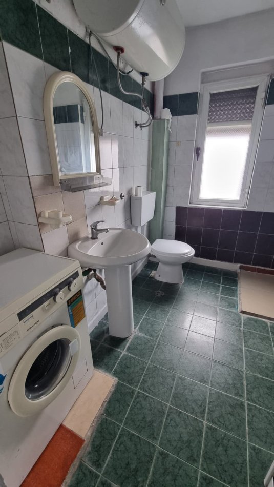 Tirane, jepet me qera apartament 1+1 Kati 3, 60 m² 350 € (JEPET ME QERA SUPER APARTAMENTI 1+1 NE VASIL SHANTO PER VETEM 350 EURO/MUAJI)
