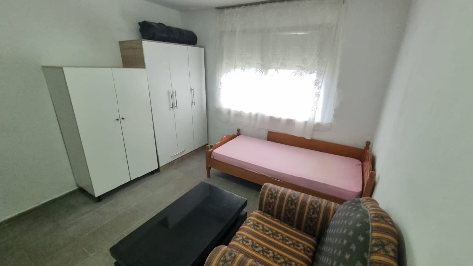 Tirane, jepet me qera apartament 1+1 Kati 3, 60 m² 350 € (JEPET ME QERA SUPER APARTAMENTI 1+1 NE VASIL SHANTO PER VETEM 350 EURO/MUAJI)