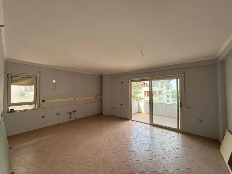 Tirane, shitet apartament 2+1+Ballkon Kati 4, 100 m² 222.000 € (Liqeni i Thate)