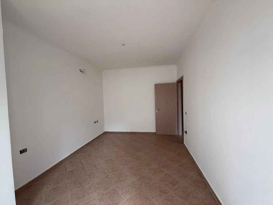 Tirane, shitet apartament 2+1+Ballkon Kati 4, 100 m² 222.000 € (Liqeni i Thate)