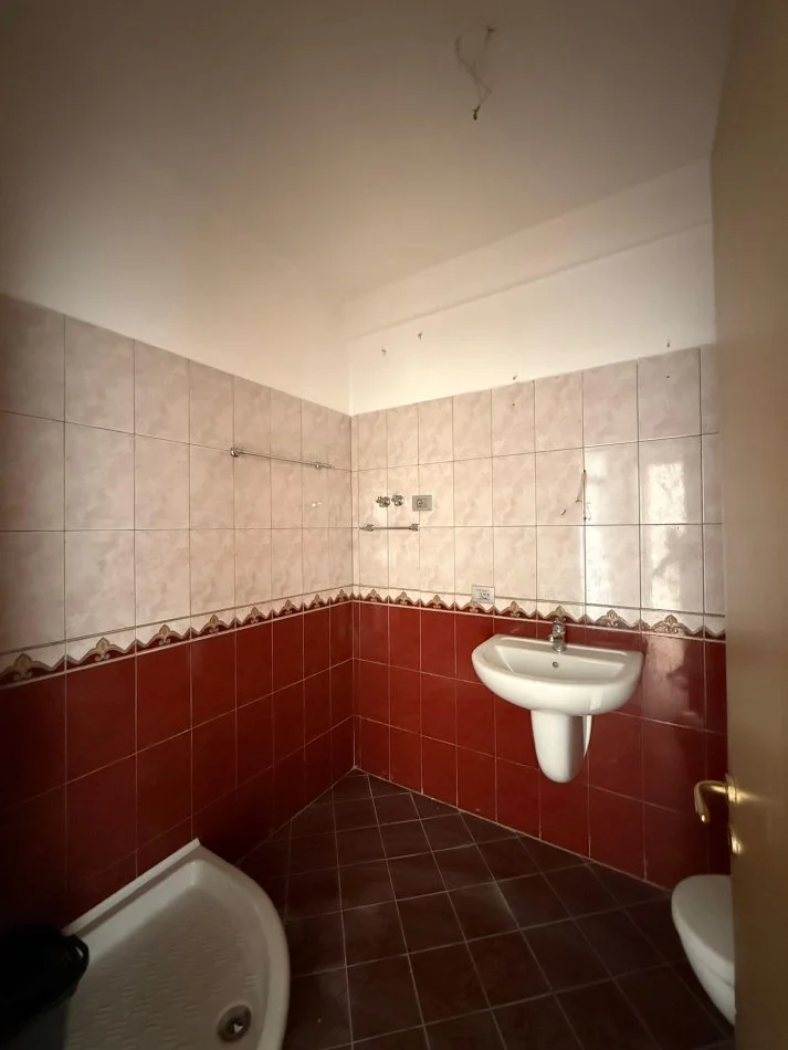 Tirane, shitet apartament 2+1+Ballkon Kati 4, 100 m² 222.000 € (Liqeni i Thate)