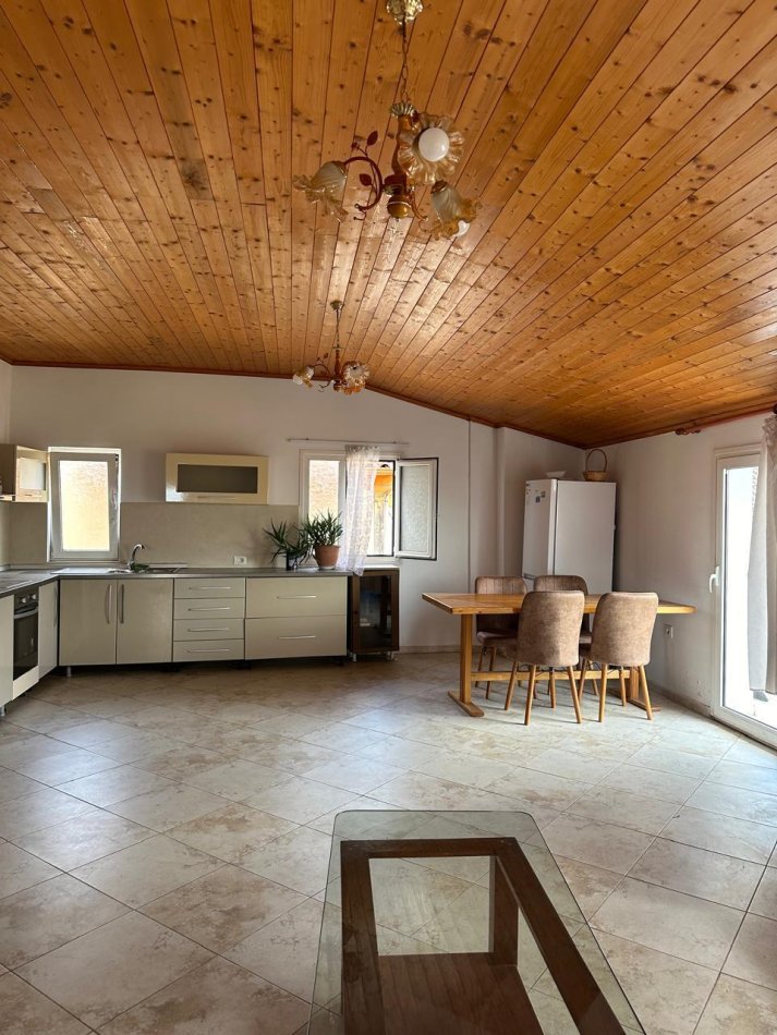 Tirane, jepet me qera apartament 1+1 Kati 3, 85 m² 300 € (JEPET ME QERA SUPER HYRJE E MOBILUAR 1+1 TEK KODRA E PRIFTIT)
