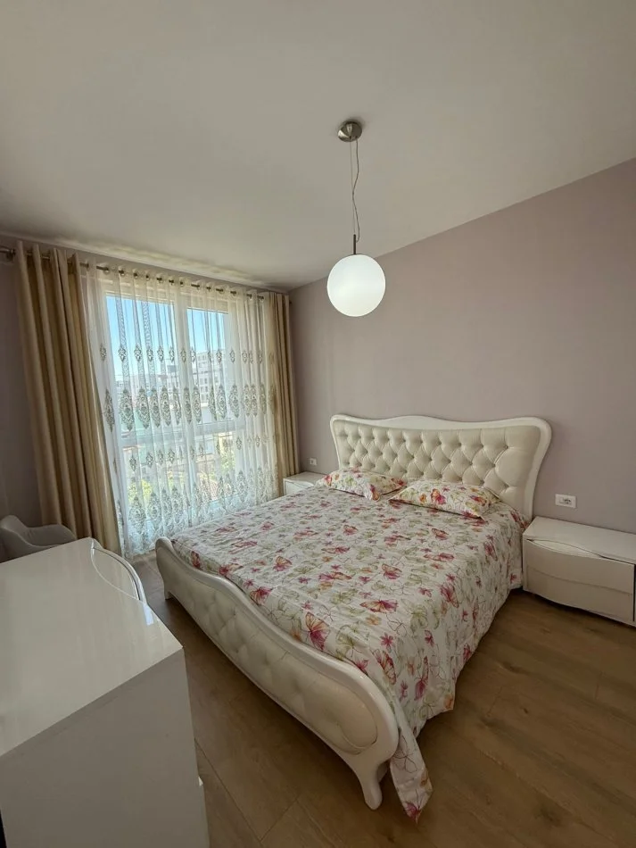 Tirane, jepet me qera apartament 1+1+Ballkon Kati 4, 70 m² 600 € (Rr bardhyl)
