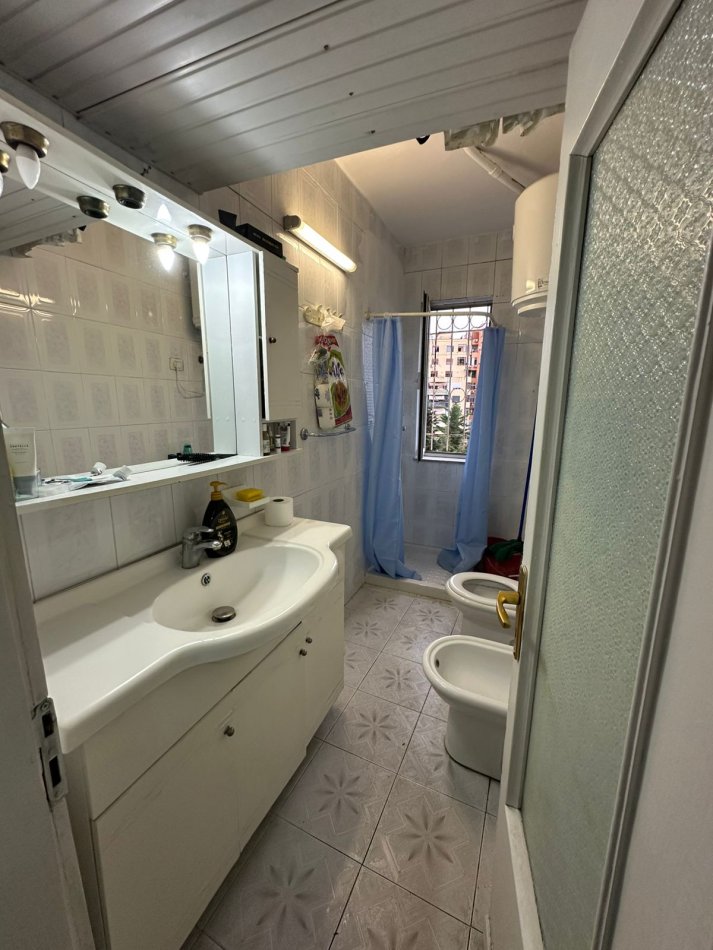 Tirane, jepet me qera apartament 2+1 Kati 4, 90 m² 500 € (JEPET ME QERA APARTAMENT 2+1 I NDODHUR PRANE BULEVARDIT ZOGU I PARE)