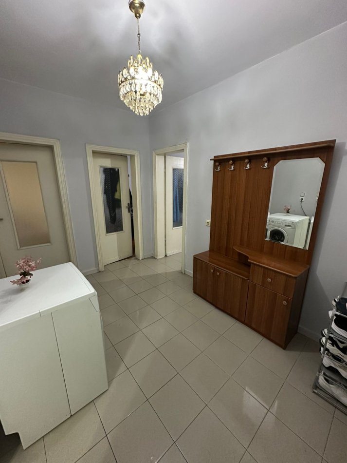 Tirane, jepet me qera apartament 2+1 Kati 4, 90 m² 500 € (JEPET ME QERA APARTAMENT 2+1 I NDODHUR PRANE BULEVARDIT ZOGU I PARE)