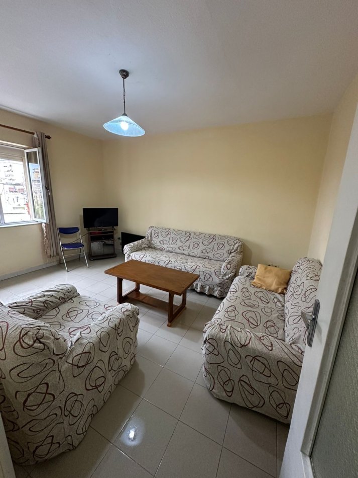 Tirane, jepet me qera apartament 2+1 Kati 4, 90 m² 500 € (JEPET ME QERA APARTAMENT 2+1 I NDODHUR PRANE BULEVARDIT ZOGU I PARE)