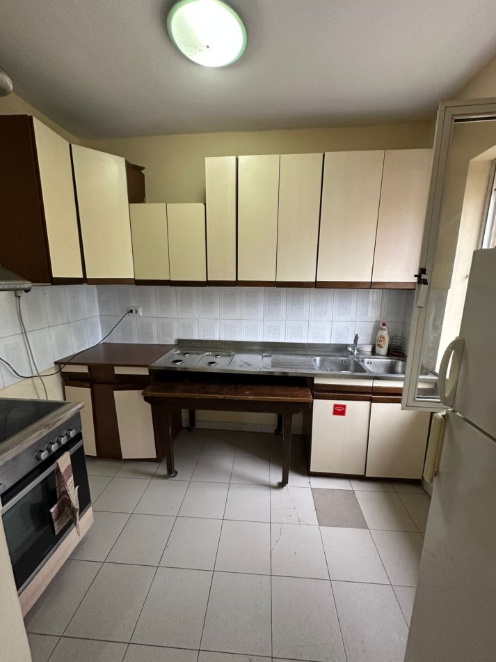 Tirane, jepet me qera apartament 2+1 Kati 4, 90 m² 500 € (JEPET ME QERA APARTAMENT 2+1 I NDODHUR PRANE BULEVARDIT ZOGU I PARE)