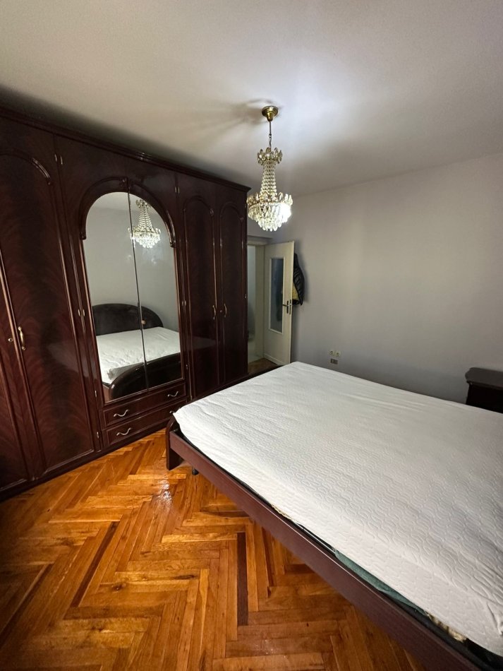 Tirane, jepet me qera apartament 2+1 Kati 4, 90 m² 500 € (JEPET ME QERA APARTAMENT 2+1 I NDODHUR PRANE BULEVARDIT ZOGU I PARE)