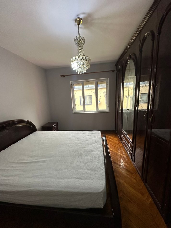 Tirane, jepet me qera apartament 2+1 Kati 4, 90 m² 500 € (JEPET ME QERA APARTAMENT 2+1 I NDODHUR PRANE BULEVARDIT ZOGU I PARE)