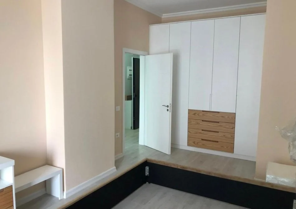 Tirane, jepet me qera apartament 1+1+Ballkon Kati 7, 77 m² 650 € (Rruga e Kavajes)