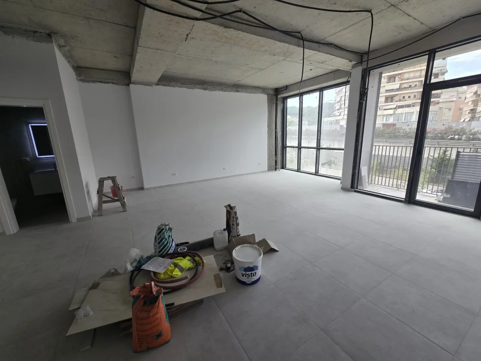 Tirane, jepet me qera ambjent biznesi Kati 1, 74 m² 1.100 € (Liqeni Artificial)