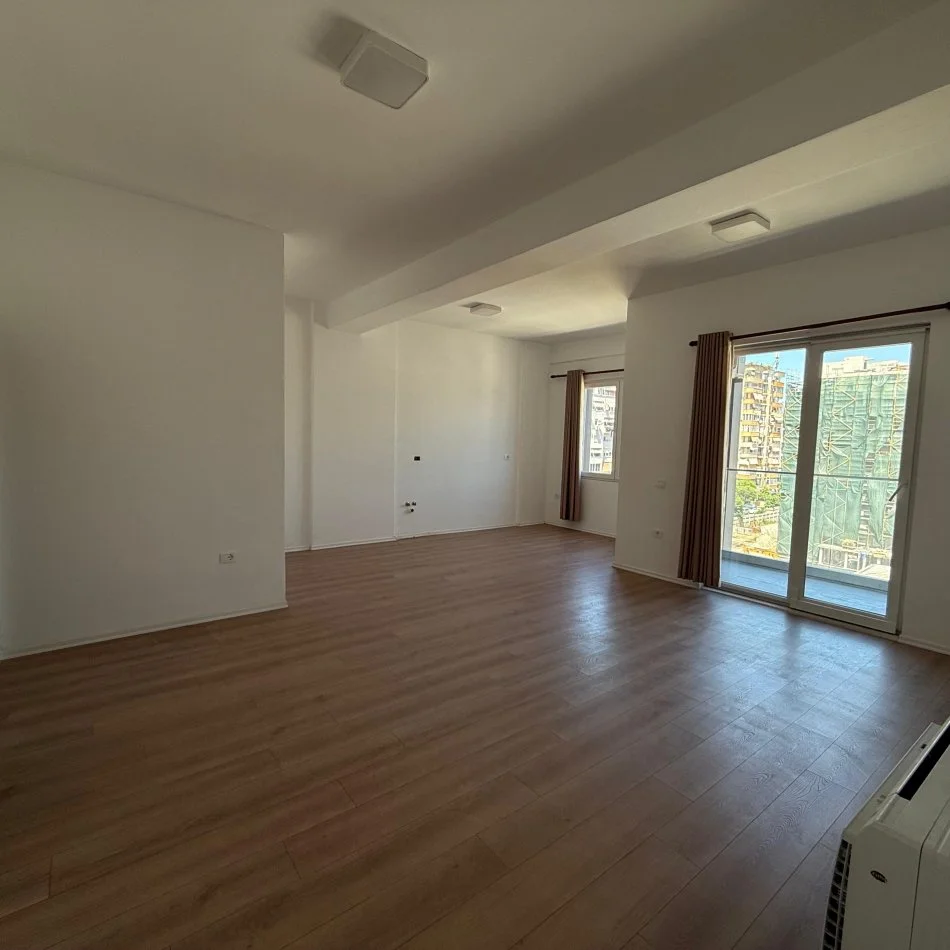 Tirane, jepet me qera apartament 2+1+Ballkon Kati 4, 97 m² 650 € (Prane Square 21)