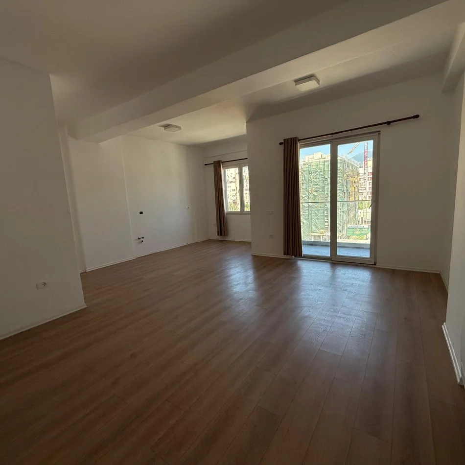 Tirane, jepet me qera apartament 2+1+Ballkon Kati 4, 97 m² 650 € (Prane Square 21)