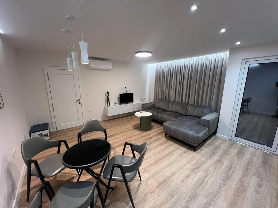 Tirane, jepet me qera apartament 2+1+Ballkon Kati 1, 93 m² 1.100 € (Qender)
