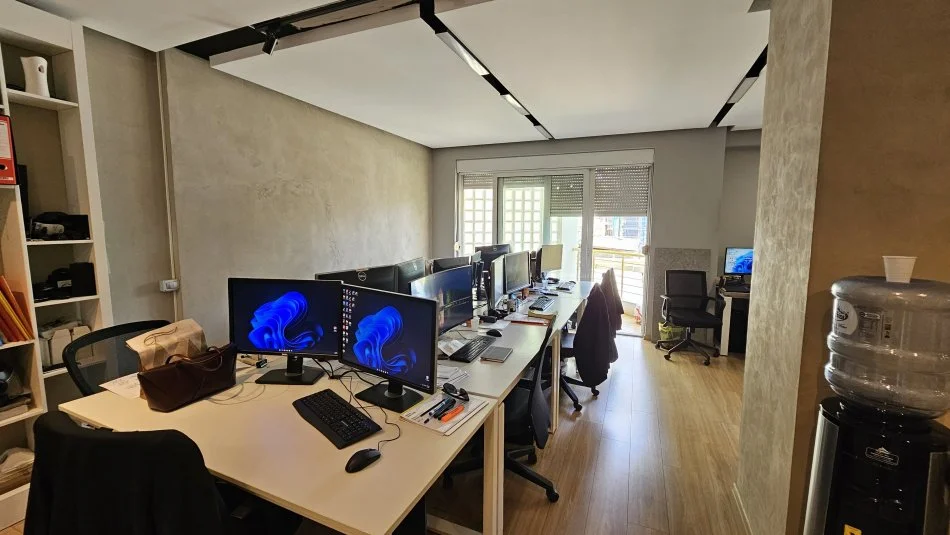 Tirane, jepet me qera zyre Kati 2, 106 m² 1.000 € (Bllok, rruga Sami Frasheri)