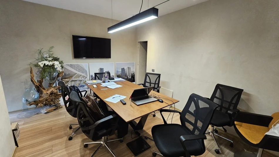 Tirane, jepet me qera zyre Kati 2, 106 m² 1.000 € (Bllok, rruga Sami Frasheri)