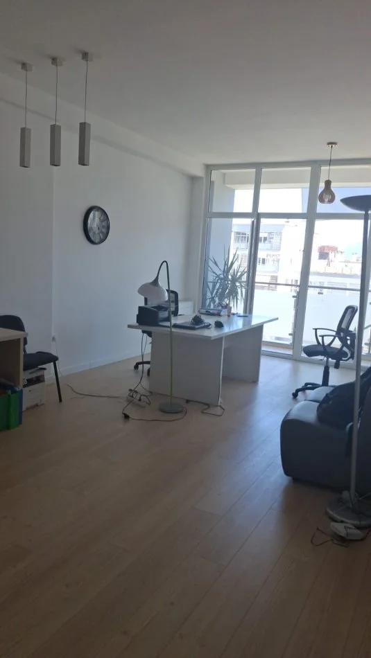 Tirane, jepet me qera zyre Kati 6, 75 m² 600 € (Kika 2)