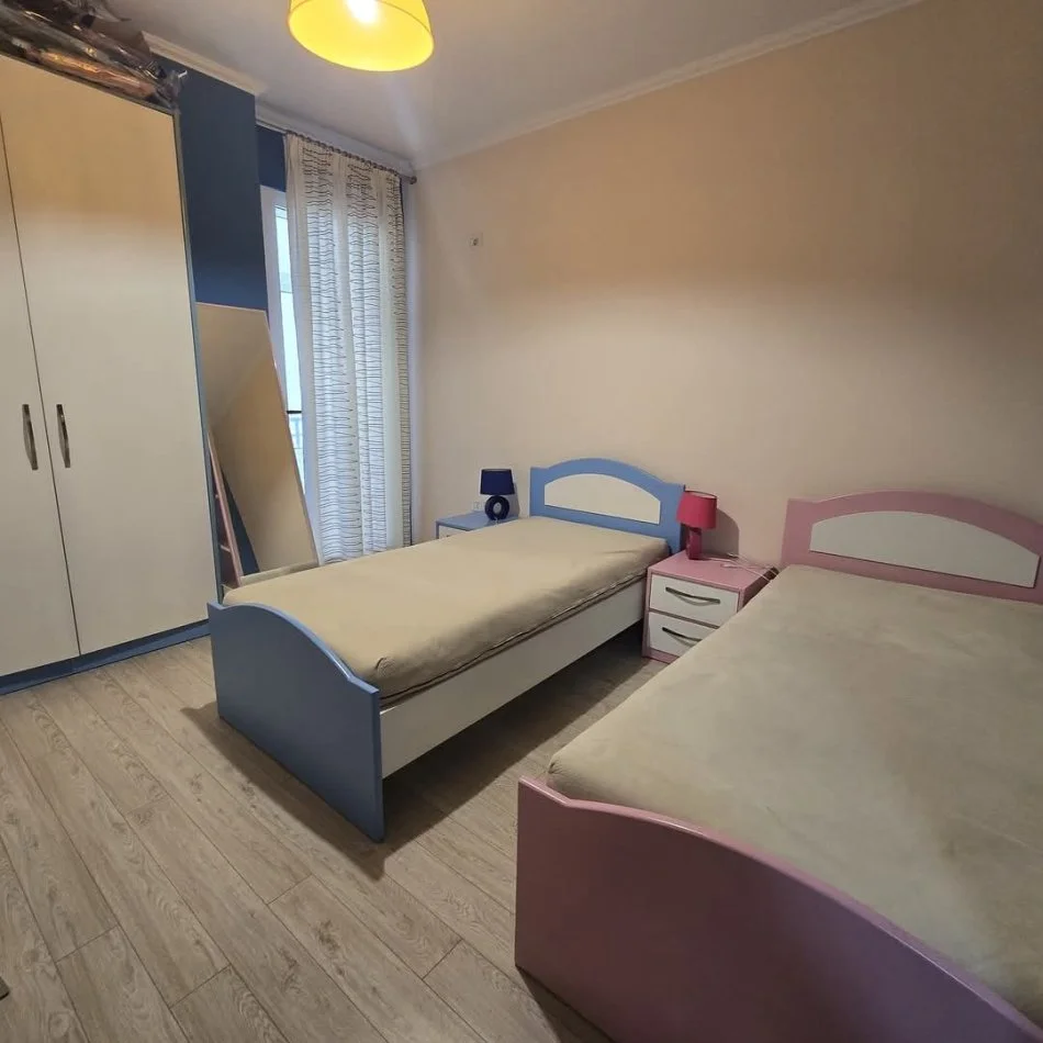 Tirane, jepet me qera apartament 2+1 Kati 5, 450 € 