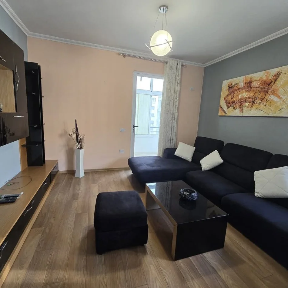 Tirane, jepet me qera apartament 2+1 Kati 5, 450 € 
