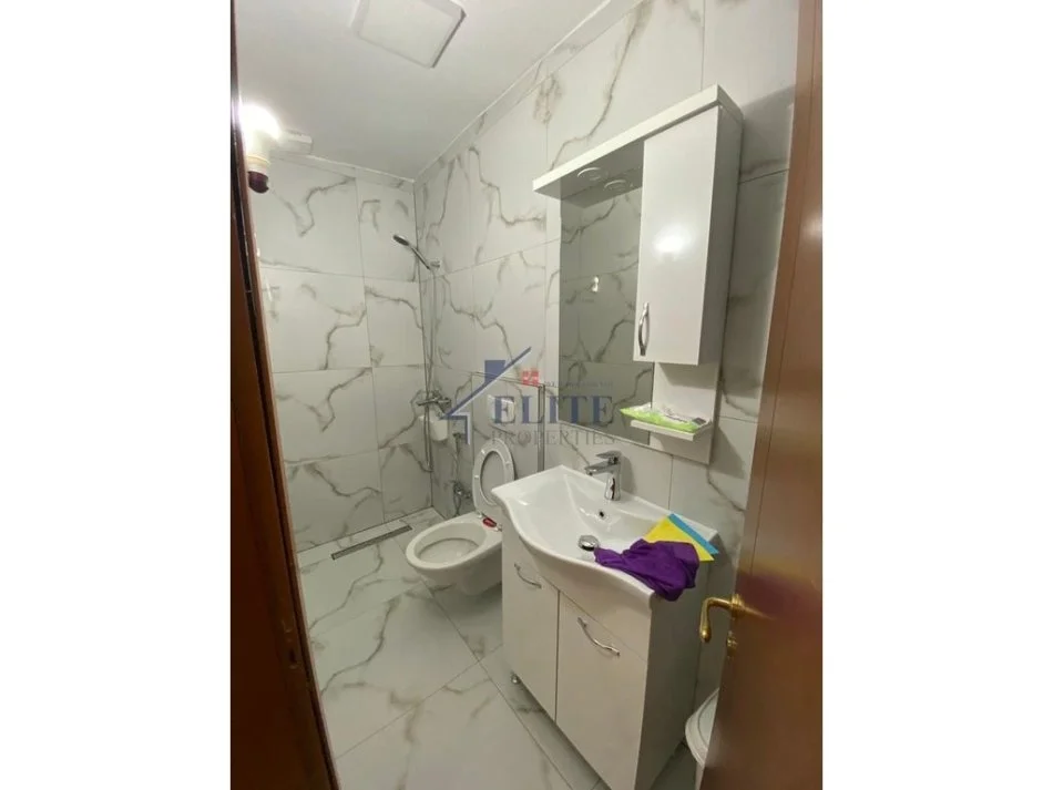 Tirane, jepet me qera apartament 1+1+Ballkon Kati 5, 65 m² 500 € (Qender)