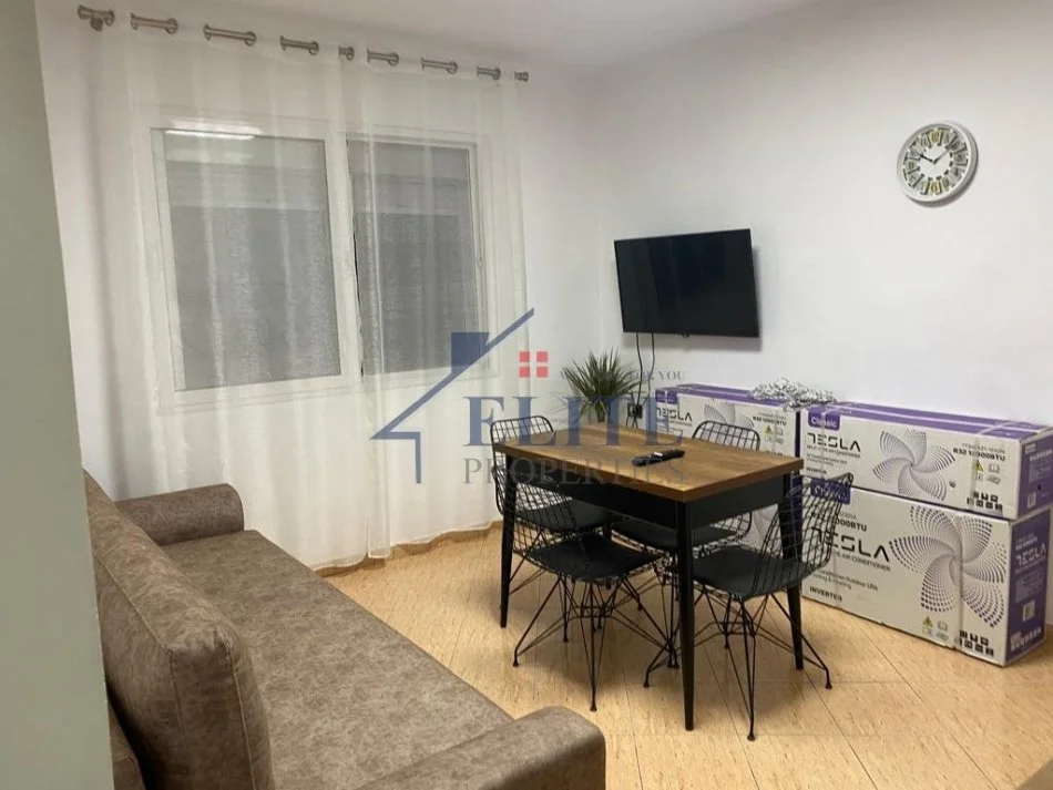 Tirane, jepet me qera apartament 1+1+Ballkon Kati 5, 65 m² 500 € (Qender)