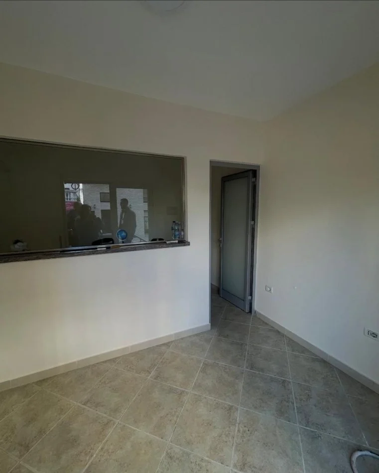 Durres, jepet me qera dyqan Kati 0, 50 m² 400 € (Qender, Durres)