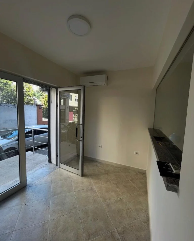 Durres, jepet me qera dyqan Kati 0, 50 m² 400 € (Qender, Durres)