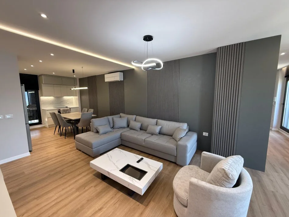 Tirane, jepet me qera apartament 2+1+Ballkon Kati 7, 95 m² 750 € (GREEN CITY RESIDENCE)