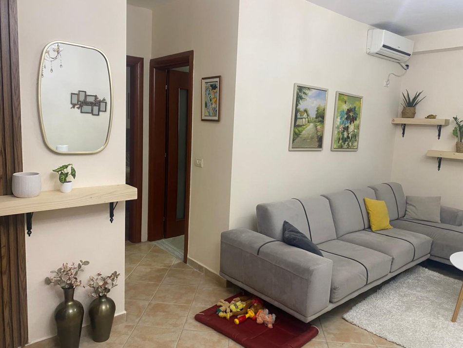 Tirane, jap me qera apartament 1+1 Kati 2, 65 m² 550 € (rruga Shkelqim Fusha, prane qendres Kristal)