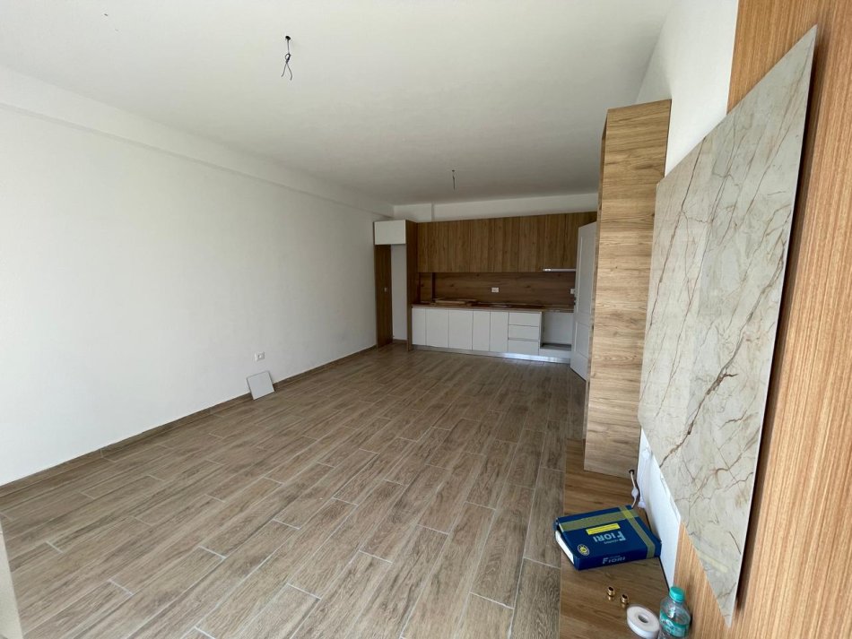Tirane, jepet me qera apartament 2+1+Ballkon Kati 3, 103 m² 450 € (Unaza e Re)