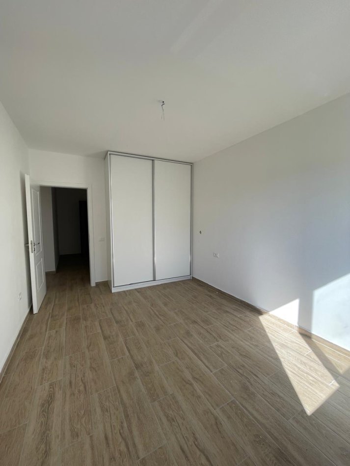 Tirane, jepet me qera apartament 2+1+Ballkon Kati 3, 103 m² 450 € (Unaza e Re)
