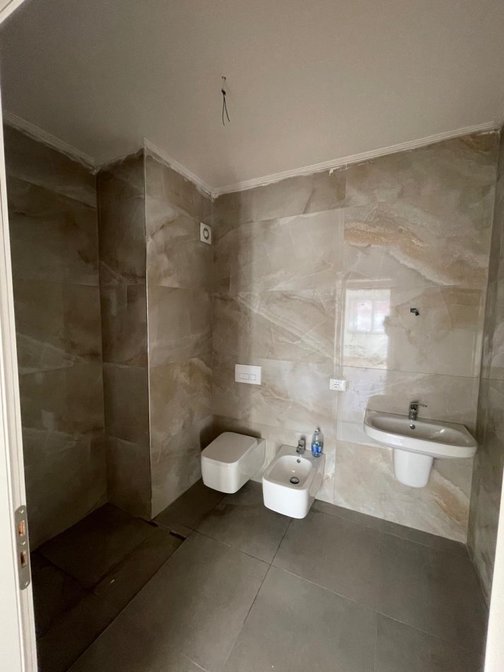 Tirane, jepet me qera apartament 2+1+Ballkon Kati 3, 103 m² 450 € (Unaza e Re)