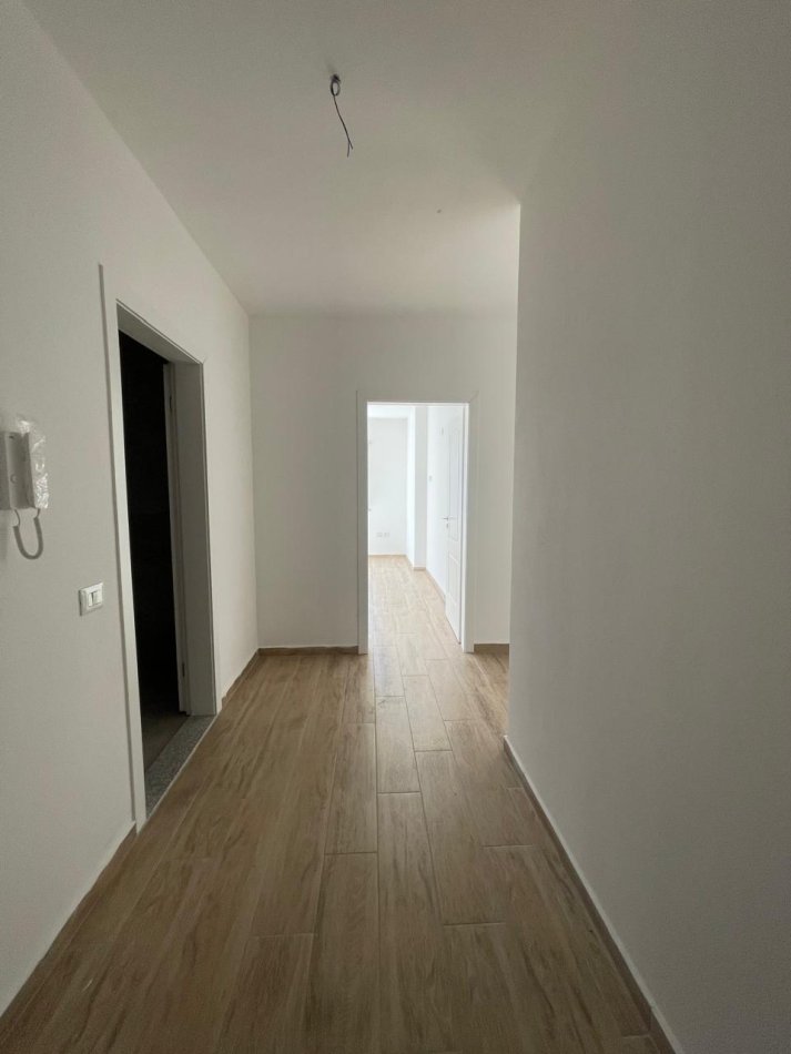 Tirane, jepet me qera apartament 2+1+Ballkon Kati 3, 103 m² 450 € (Unaza e Re)