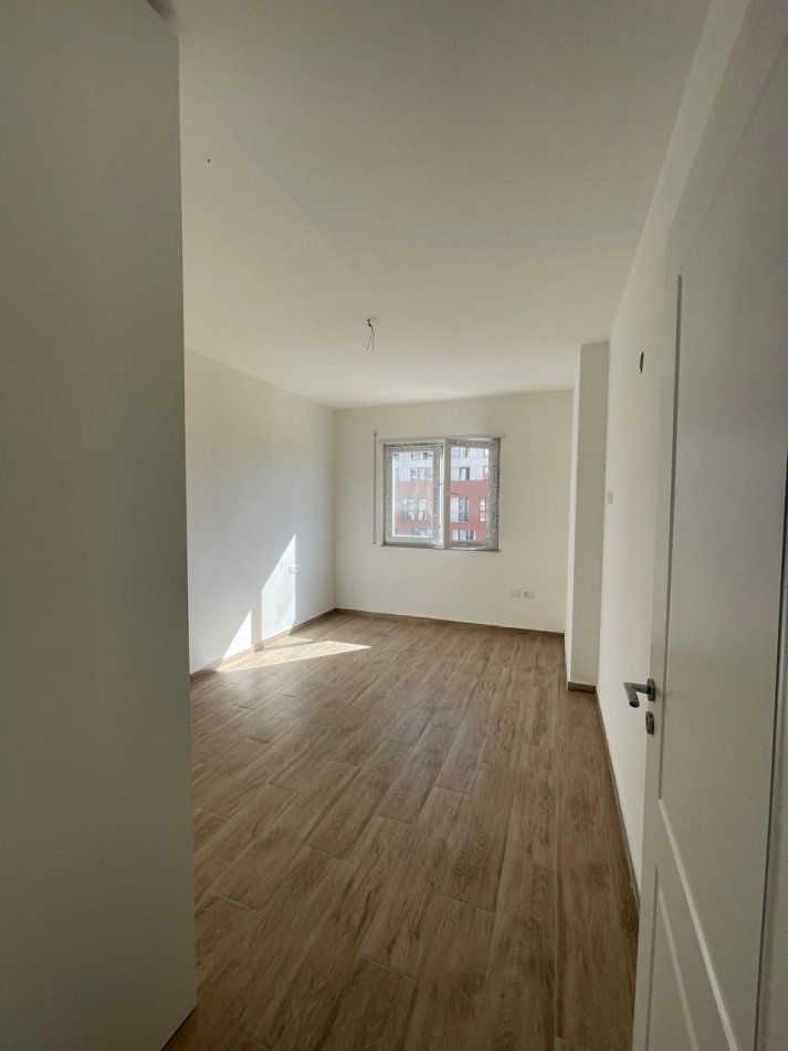 Tirane, jepet me qera apartament 2+1+Ballkon Kati 3, 103 m² 450 € (Unaza e Re)