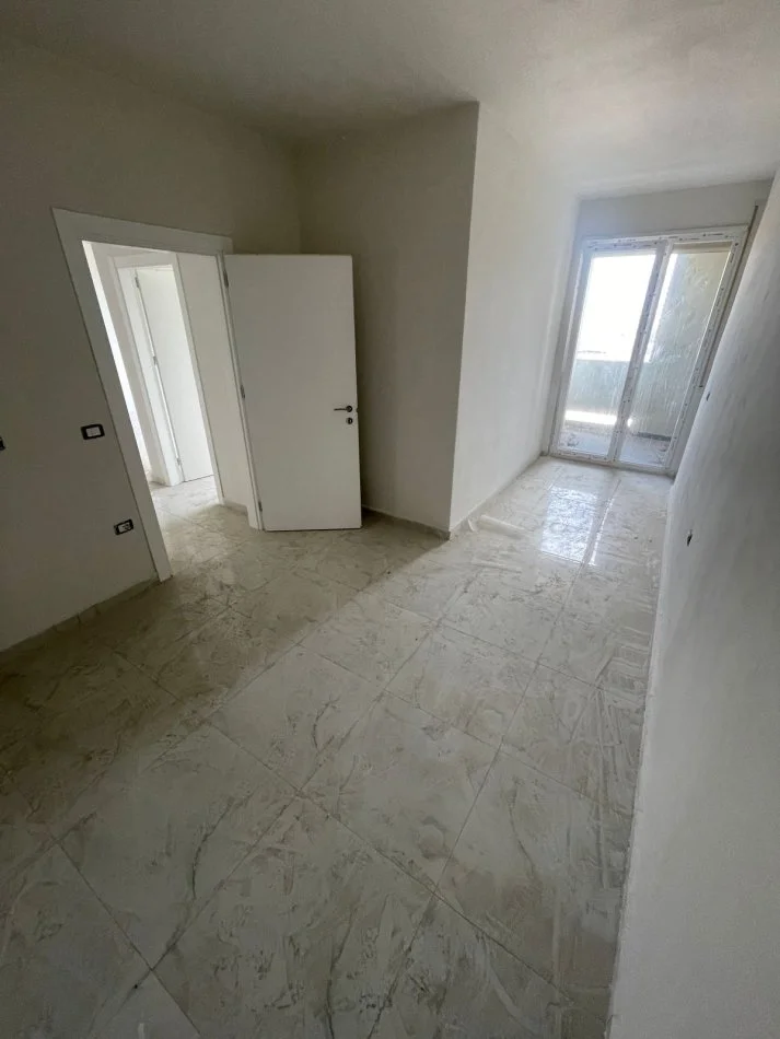 Tirane, jepet me qera apartament 2+1+Ballkon Kati 4, 94 m² 450 € (Rruga e Kavajes)