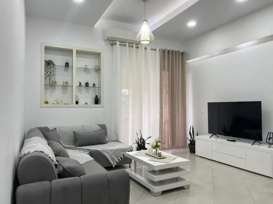 Tirane, jepet me qera apartament 1+1+Ballkon Kati 2, 70 m² 600 € (Kopshti Botanik)