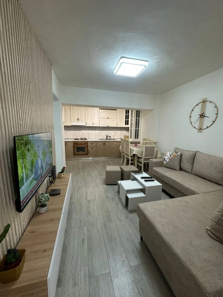 Shqiperi, jepet me qera apartament 2+1 , 600 € (Rruga Naim Frashëri)